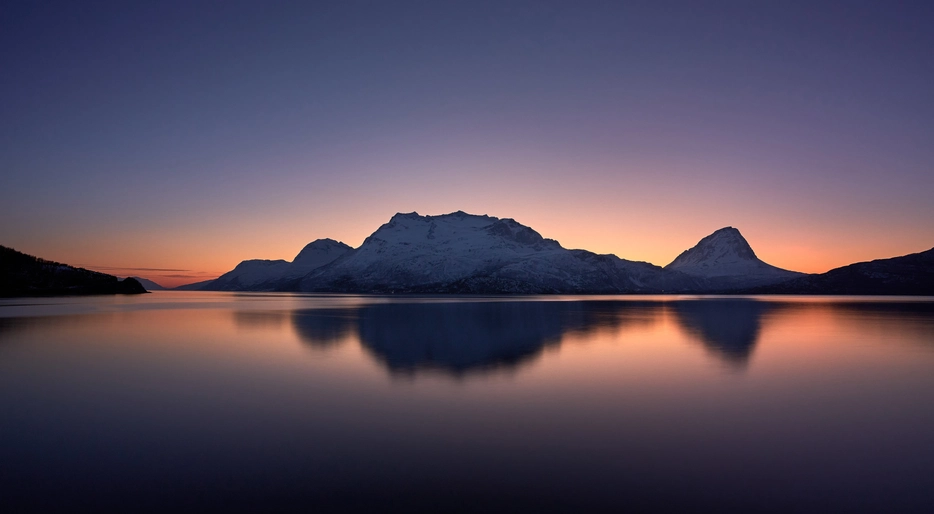 日落 晚霞 自然 天空 山脉 湖水 4k风景壁纸  3840X2160 / 3.53 MB